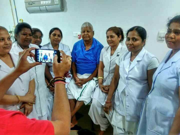 अस्पताल में भर्ती लालू के साथ नर्सों ने खिंचाई फोटो, आपने देखी ?