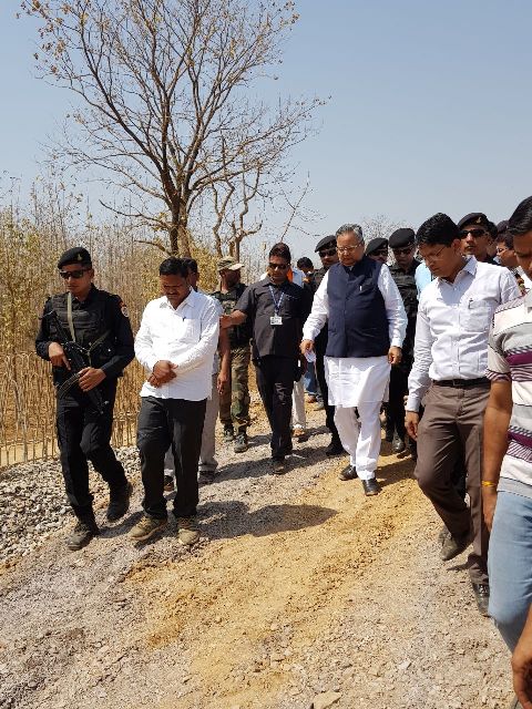 सड़क निर्माण में देरी मुख्यमंत्री का फूटा गुस्सा