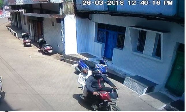 पहले युवक ने दिया बुजुर्ग को लिफ्ट फिर लुटे ढाई लाख