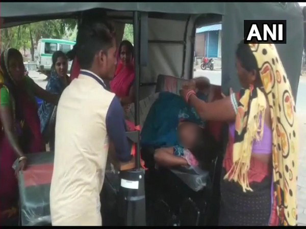 महिला ने दिया ऑटो में बच्चे को जन्म