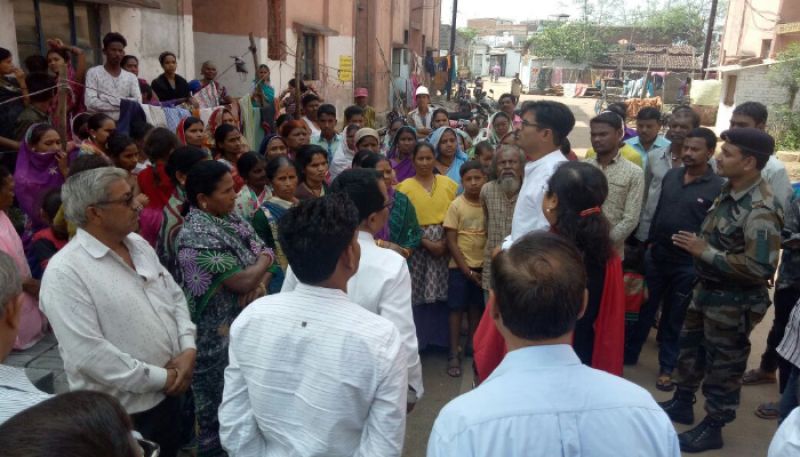कलेक्टर पहुंचे पीलिया बस्ती में ,व्यवस्था दुरुस्त करने 15 दिनों की मोहलत