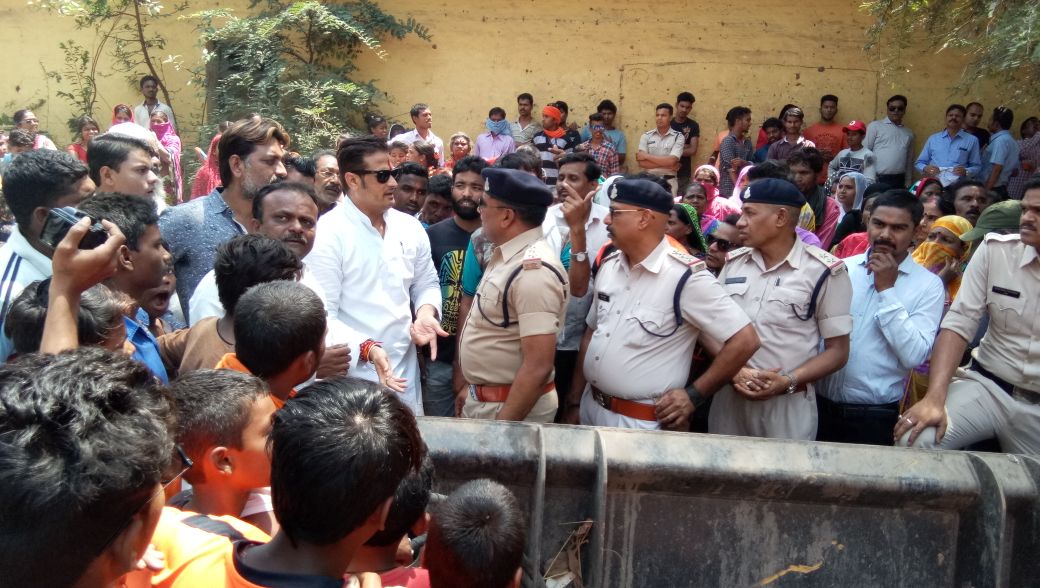 स्वास्थ्य कर्मियों के घरों पर चला बुलडोजर, कांग्रेसी हंगामें के बाद रूकी कार्रवाई  