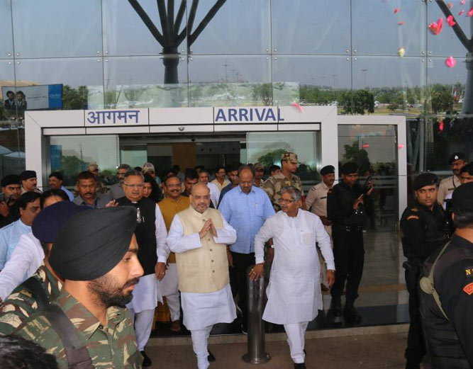 एयरपोर्ट में शाह की मीटिंग पर बीजेपी की सफाई- बैठक नहीं स्वागत के लिए जुट