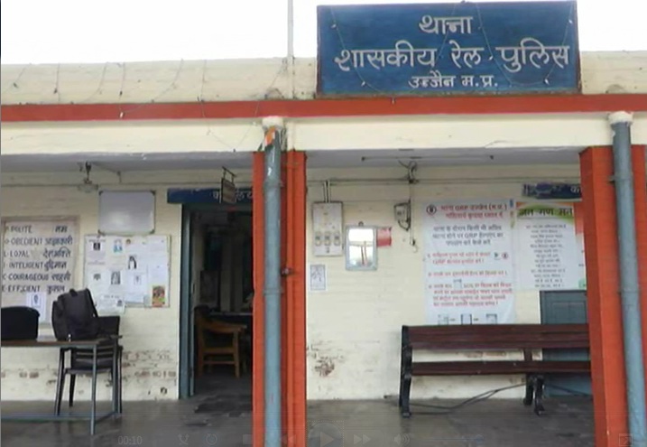 खाकी पर लगा दाग, महिला से जबरदस्ती की कोशिश, कैमरे में कैद पूरा वाक्या