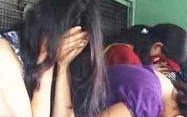 पुलिस की छापामार कार्रवाई, सेक्स रैकेट चलाने वाली 2 युवतियां गिरफ्तार