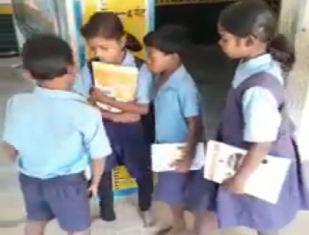 गांव के सरकारी स्कूल के इन बच्चों की अंग्रेजी सुनकर आप भी दांतों तले ऊंगली दबा लेंगे ! 