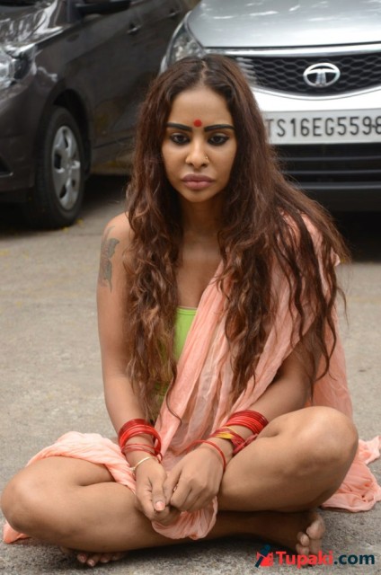 अभिनेत्री ने सरेराह  उतारे कपड़े