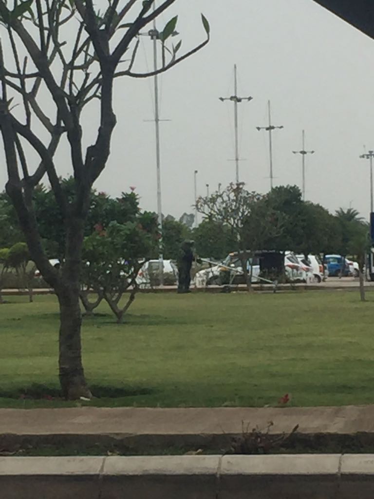माना विमानतल के गार्डन में सदिंग्ध सामान, पुलिस-बम स्क्वॉड की जांच, देखिए तस्वीरें