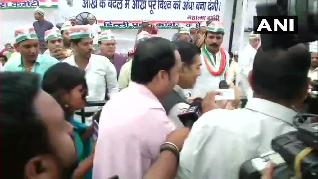 राजघाट पर कांग्रेस का एक दिनी उपवास, राहुल के पहुंचने से पहले मंच पर विवाद