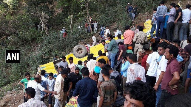 हिमाचल प्रदेश में गहरी खाई में गिरी स्कूल बस,23 बच्चों की मौत