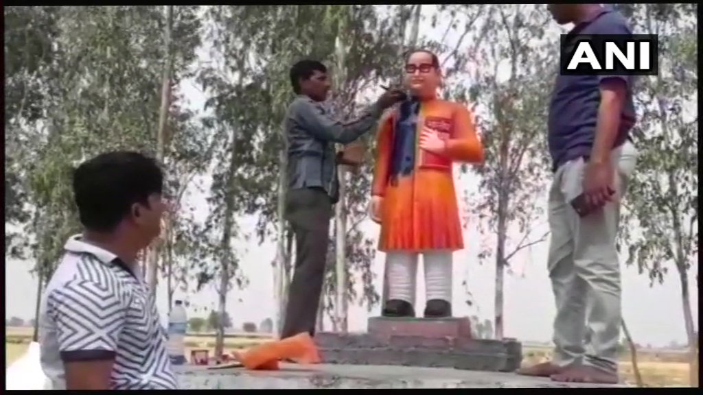 यूपी  में बाबा पर चढ़ा  भगवा रंग