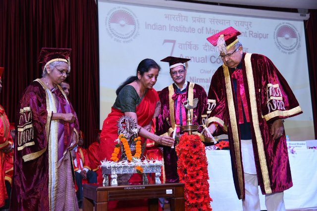 सीतारमण ने बिना गाउन पहने बांटी डिग्रियां, मेडल पाकर सजे-धजे स्टूडेंट्स के चेहरे खिले