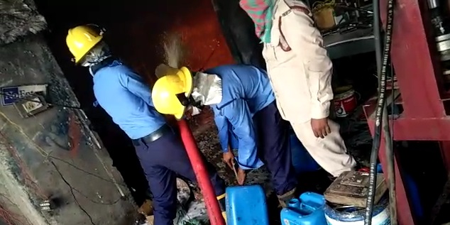 देवपुरी की दो प्लास्टिक फैक्ट्रियों में भीषण आग, 4-5 करोड़ का नुकसान