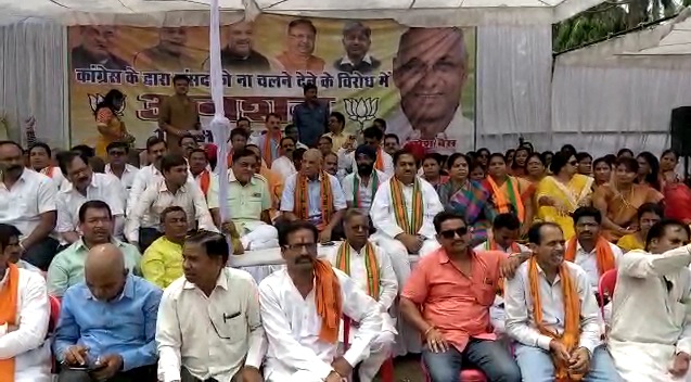 उपवास पर देशभर के भाजपा सांसद, रायपुर में रमेश बैस ने भी किया अनशन