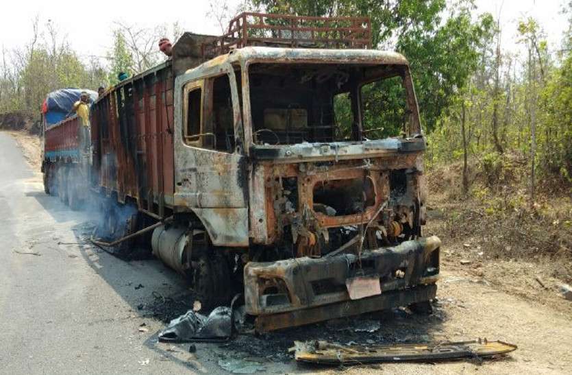 मोदी के दौरे से पहले माओवादियों की दहशत फैलाने की कोशिश, फूंका ट्रक, बस में तोड़फोड़