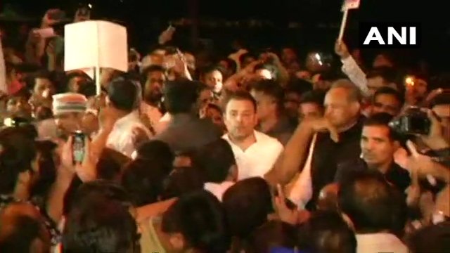 उन्नाव-कठुआ रेप केस का विरोध, इंडिया गेट पर कांग्रेस ने किया कैंडल मार्च