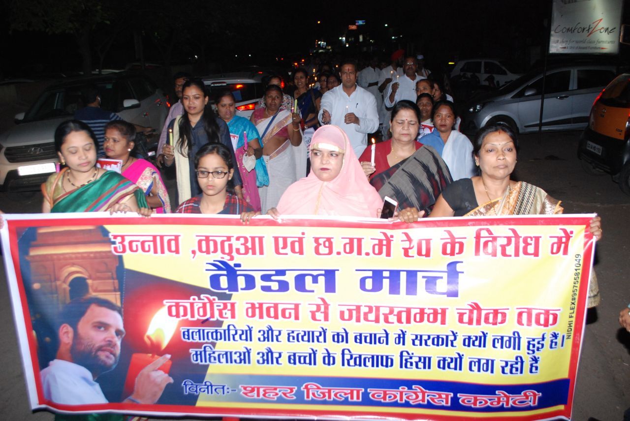 महिला अत्याचार के खिलाफ कांग्रेस का कैंडल मार्च, सड़क पर उतरे दिग्गज