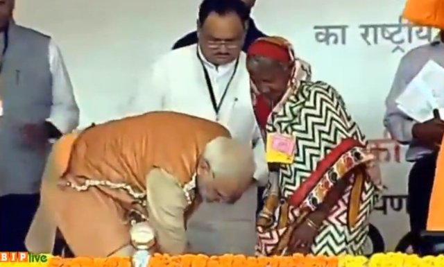 पीएम मोदी ने रत्नी बाई को अपने हाथों से पहनाई चप्पल
