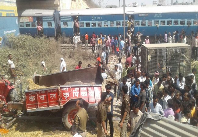 पुल से नीचे गिरी ट्रैक्टर-ट्राॅली, 28 से ज्यादा घायल, 4 गंभीर