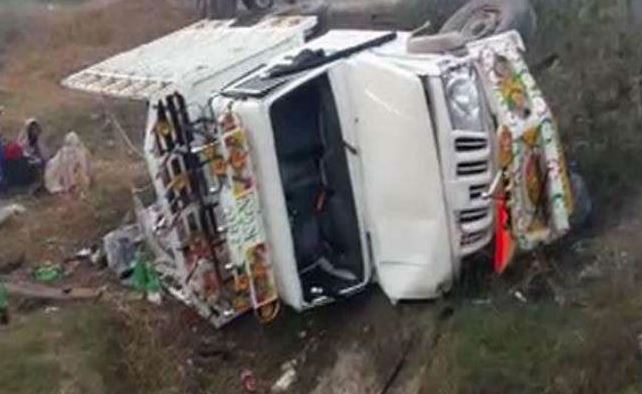 बरातियों से भरी गाड़ी पलटी, 30 से ज्यादा घायल