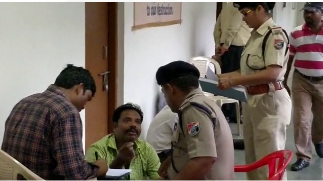 रेलवे में नौकरी दिलाने का झांसा देकर वसूले लाखों, नियुक्ति पत्र बांटने के दौरान हंगामे से खुला राज