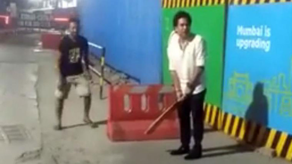 सचिन ने किया अपने बचपन को याद ,रोड में खेला बच्चों के साथ क्रिकेट
