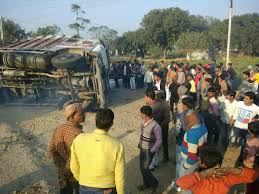 अनियंत्रित होकर पलटा ट्रक 4 की मौत, 24 से ज्यादा घायल