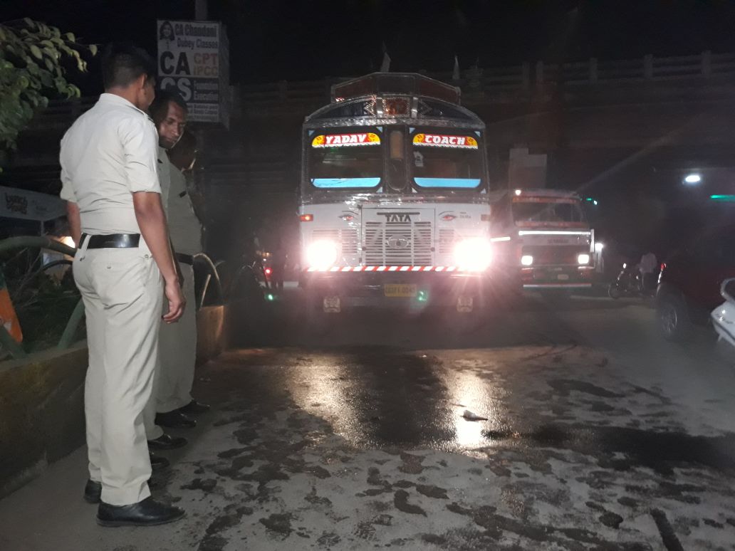 ट्रक ड्राइवर खुदकुशी प्रयास मामले में 1 ट्रैफिक टीआई सहित 2 आरक्षक निलंबित
