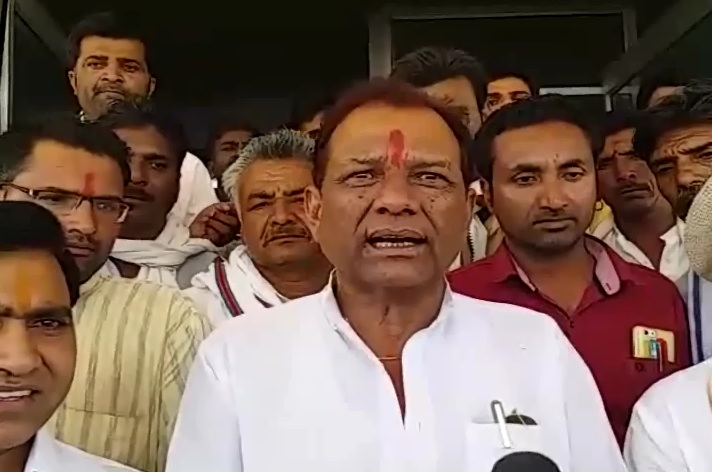 पूर्व विधायक की भैंस गई पानी में ! पकड़ने गई पुलिस पर फायरिंग