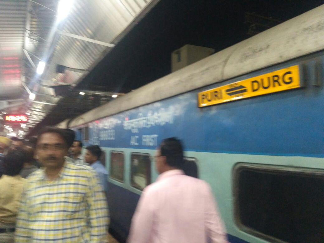 दुर्ग-पुरी एक्सप्रेस के एसी में आई खराबी, नाराज यात्रियों ने रोकी ट्रेन, किया हंगामा