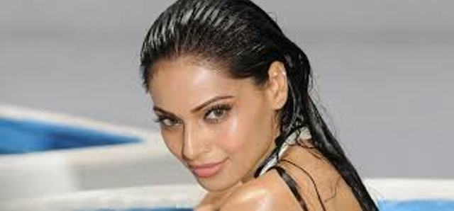 पति करण के साथ गोवा के बीच पर रोमांटिक डांस करती दिखी बिपाशा, देखें वीडियो