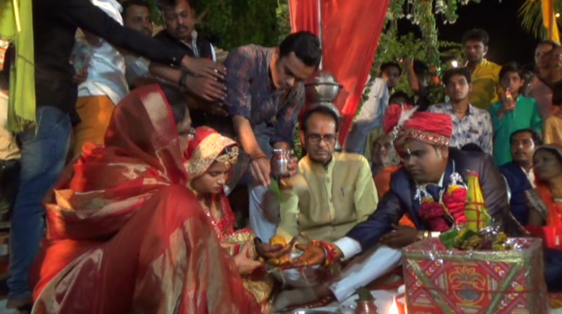 जब सीएम शिवराज ने किया अपनी बेटियों का कन्यादान और बेटे की बारात में लगाए ठुमके