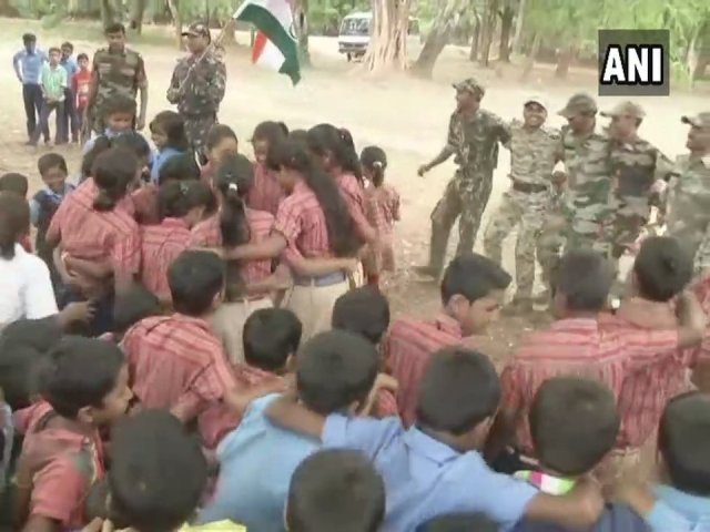 नक्सल प्रभावित क्षेत्र में स्कूली छात्रों के साथ जवानों ने किया डांस