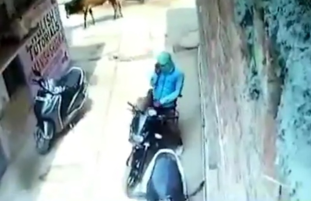 शेम…शेम…शेम… मनचलों की गंदी हरकत