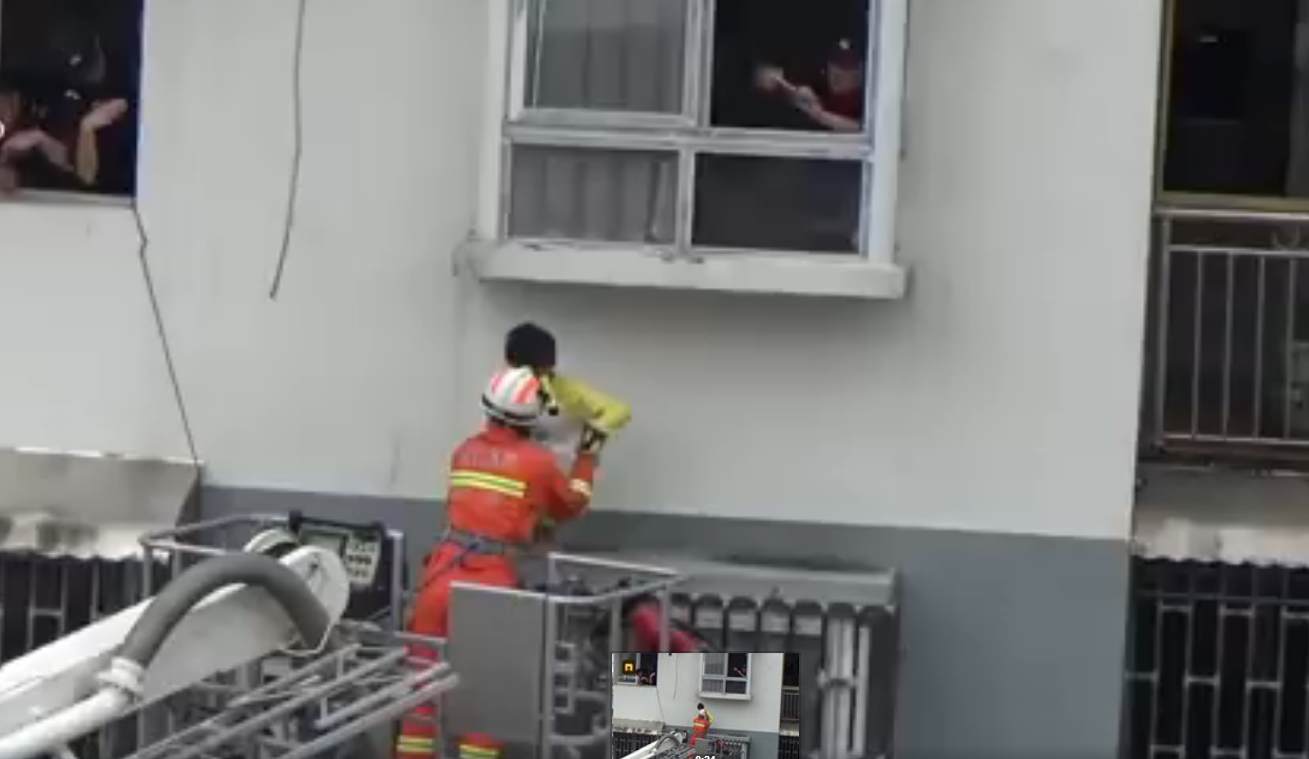 पिता ने डांटा बच्चा पांचवीं मंजिल की खिड़की के छज्जे पर सो गया !