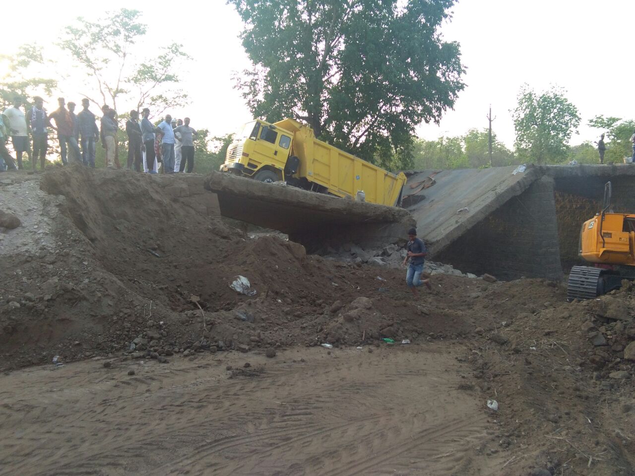 पुल का हिस्सा गिरा, बड़ा हादसा टला, घंटों जाम