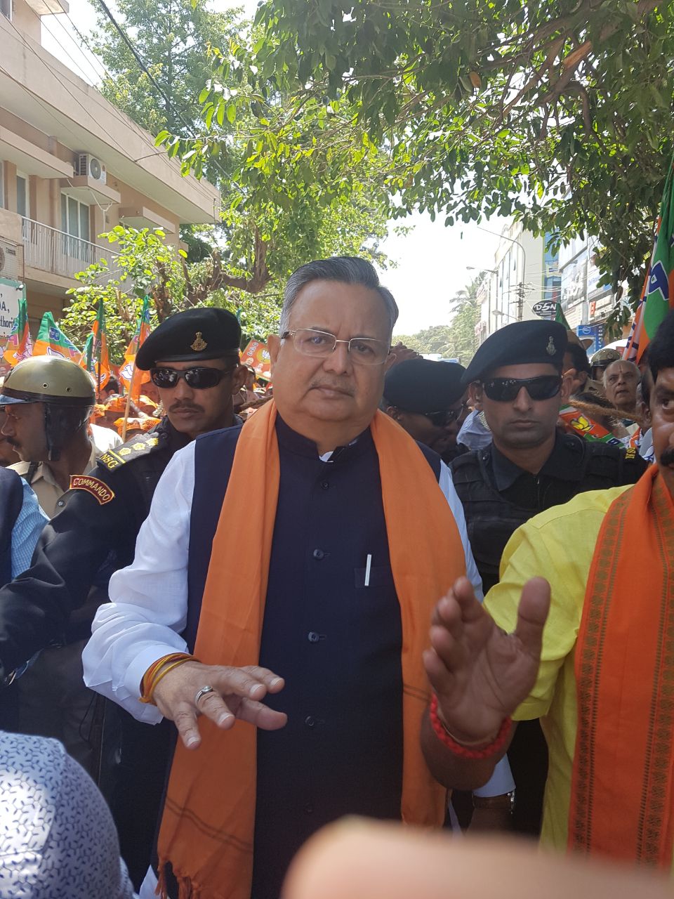 कर्नाटक में सीएम का रोड शो, हब्बल में बीजेपी के लिए मांगा वोट