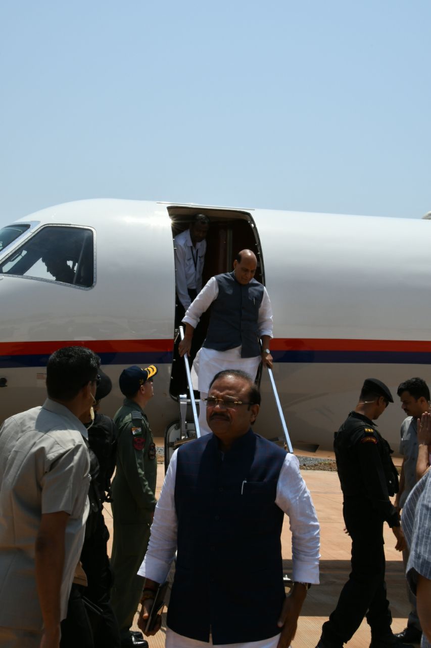 जगदलपुर पहुंचे केन्द्रीय गृहमंत्री राजनाथ सिंह, रमन सहित बीजेपी नेताओं ने किया स्वागत