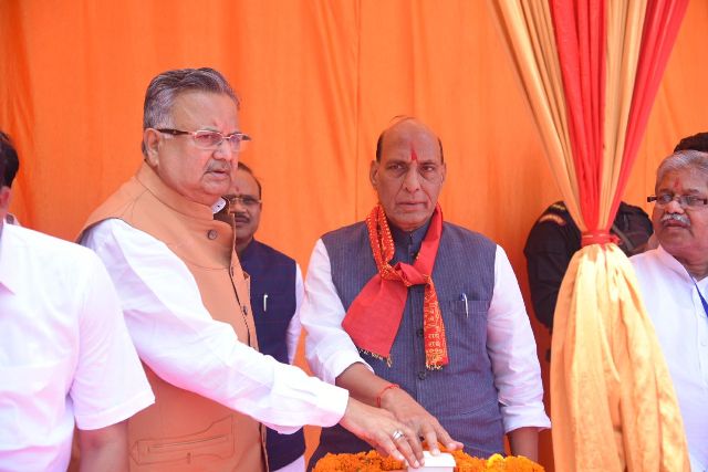 रमन की कांग्रेसियों को चुनौती- ‘राहुल को राजनांदगांव घुमाएं और वैसा ही विकास अमेठी में करके दिखाएं