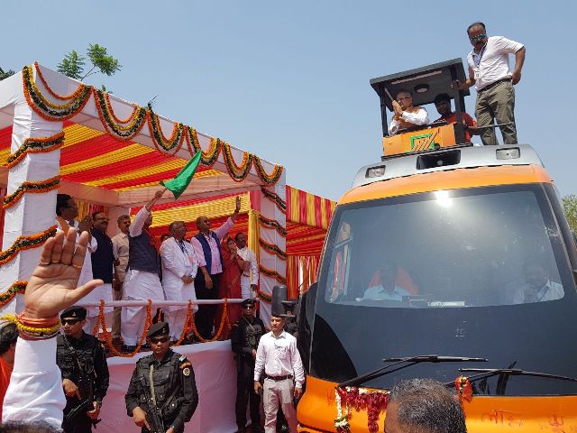 राजनाथ का माओवादियों पर वार- ‘अपने बच्चों को विदेशों में पढ़ाते हैं, चाहते हैं गरीब बच्चे न पढ़ें’