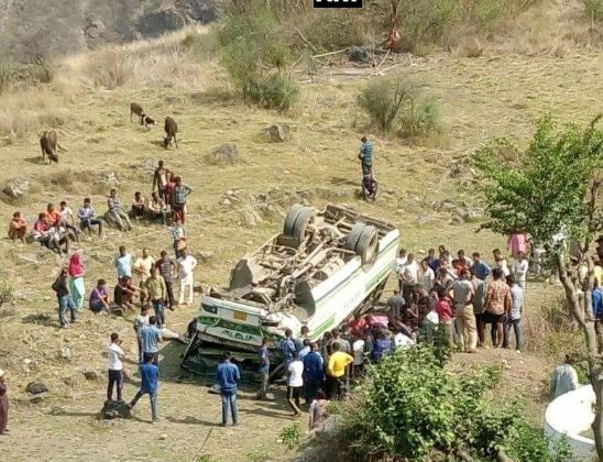 बस गिरी खाई में  6 लोगों की मौत ,12 की हालात गंभीर