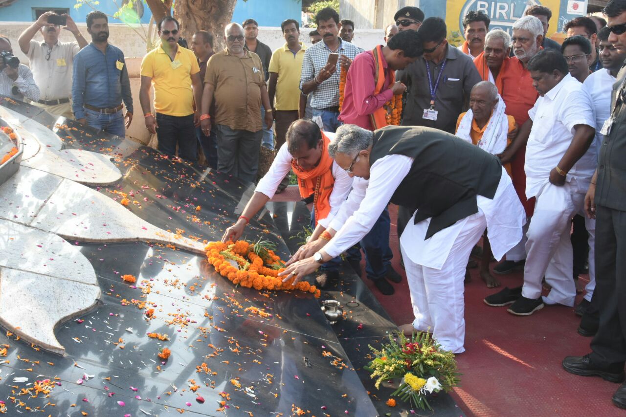 आत्म समर्पित नक्सलियों के लिए सुकमा में बनेंगे 100 मकान ,रमन ने सौंपे  स्वीकृति पत्र