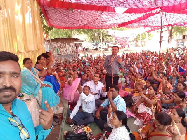 शिक्षाकर्मियों के ‘सेल्फी विद कम्युनिटी’ को मिल रहा है रिस्पांस, मितानिनों ने किया समर्थन