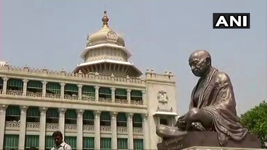 कर्नाटक राजभवन के सामने कांग्रेस-जेडीएस का प्रदर्शन, बीजेपी को पहले मौका देने का विरोध