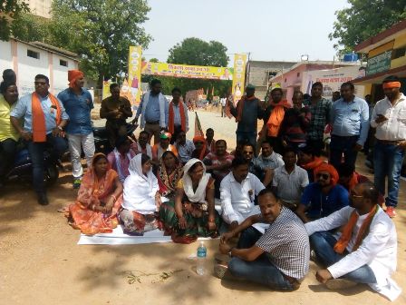 रमन के सभा स्थल पर लगे भाजपा के झंडे प्रशासन ने हटाए, पार्टी कार्यकर्ता धरने पर बैठे