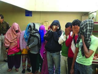 स्पॉ सेंटर में ग्राहक बनकर गए पुलिस जवान, थाईलैंड और नागालैंड की लड़कियों के साथ कई धरे गए