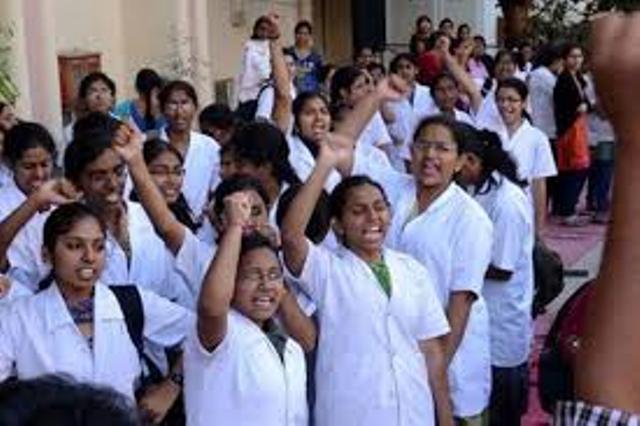 हड़ताली नर्सों पर कार्रवाई की तैयारी में सरकार, स्वास्थ्य संचालक ने मांगी जानकारी