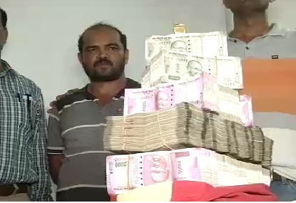 रेलवे स्टेशन पर यात्री के बैग से मिले 75 लाख कैश और सोने के बिस्किट,जांच में जुटी IT