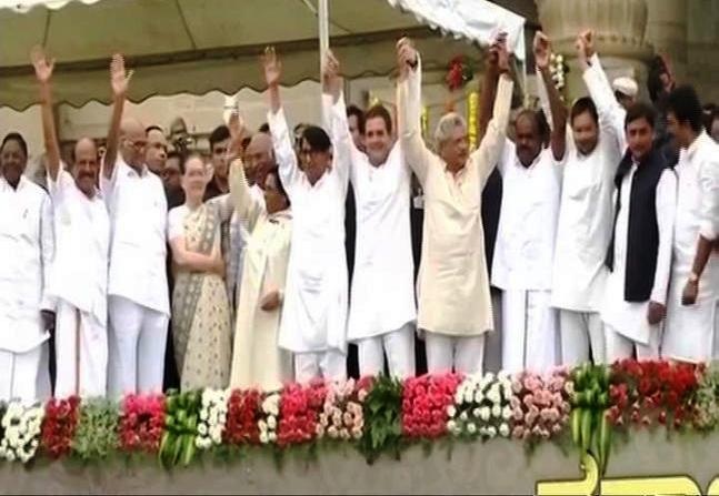 कुमारस्वामी ने सीएम और परमेश्वर ने ली उपमुख्यमंत्री पद की शपथ, विपक्ष ने दिखाई ताकत
