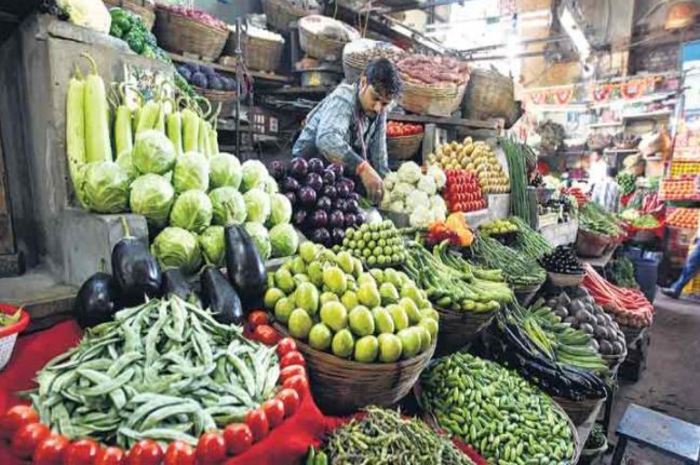 निगम अफसरों पर फल-सब्जियां लूटने का आरोप, विक्रेताओं ने की शिकायत